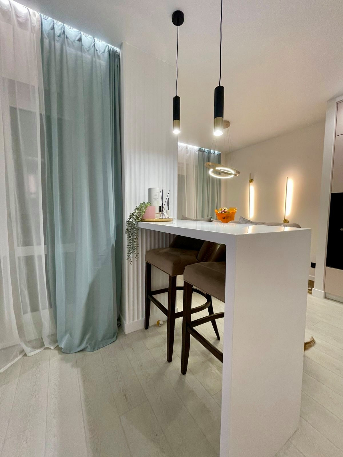 "Нотки Ментола" в кухни-гостиной для молодой пары в ЖК Лесопарковый