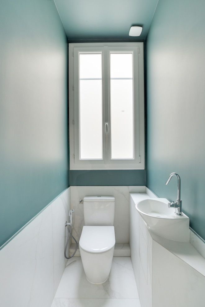 This is an example of a contemporary cloakroom in Paris.
