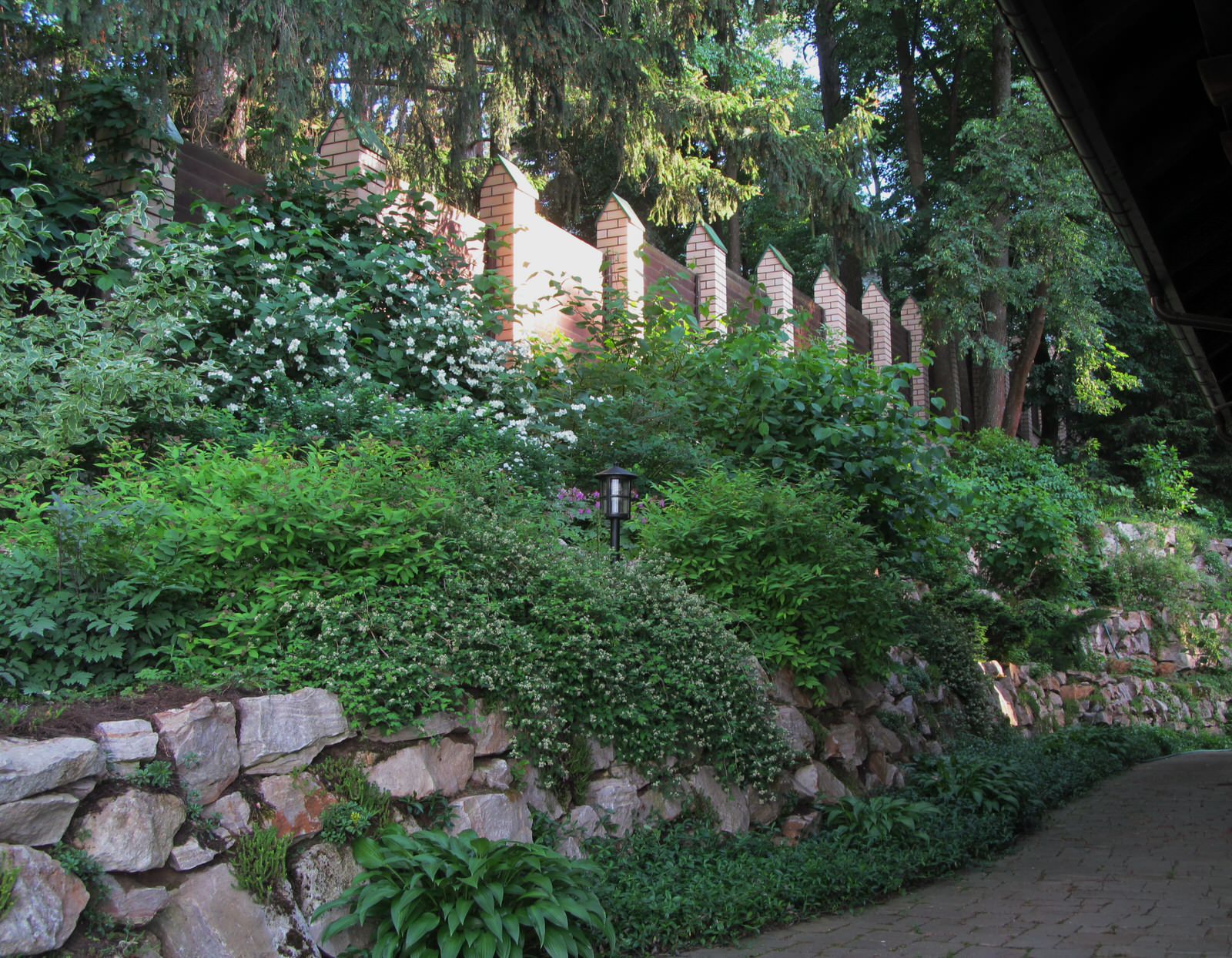 Фрагмент сада на склоне