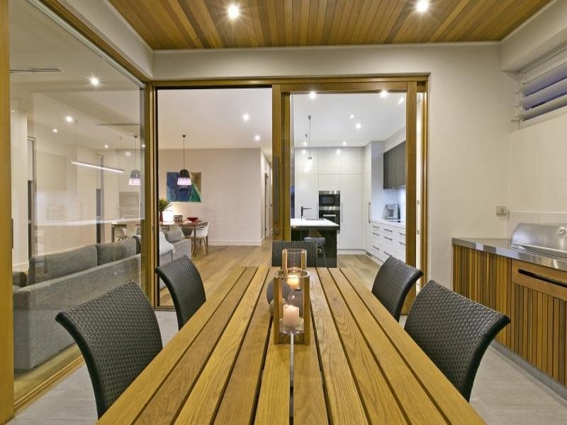 Inspiration for a modern kitchen in Adelaide.
