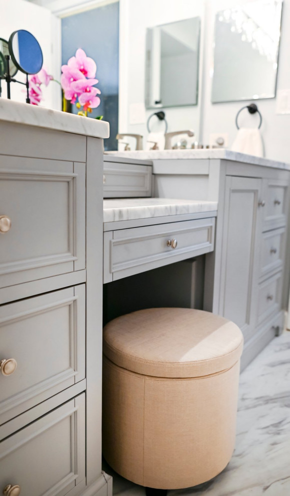 Transitional home design photo in Chicago