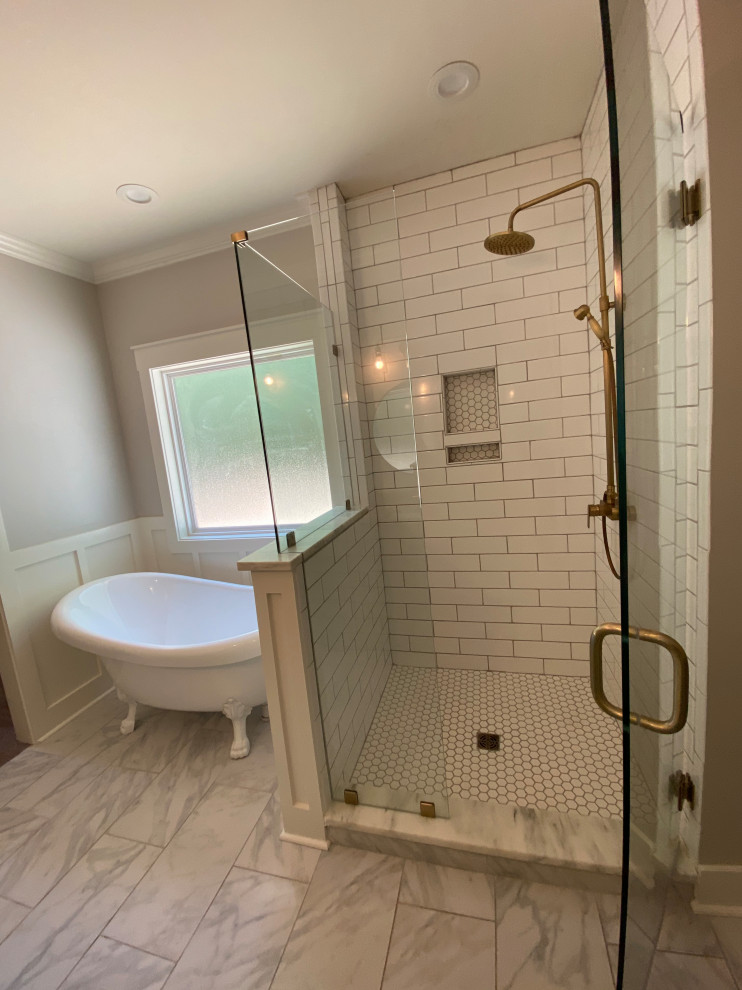 Пример оригинального дизайна: большая главная, серо-белая ванная комната в стиле кантри с фасадами в стиле шейкер, зелеными фасадами, ванной на ножках, душевой комнатой, белой плиткой, плиткой кабанчик, серыми стенами, полом из сланца, врезной раковиной, мраморной столешницей, серым полом, душем с распашными дверями, серой столешницей, тумбой под две раковины, встроенной тумбой, панелями на стенах и многоуровневым потолком