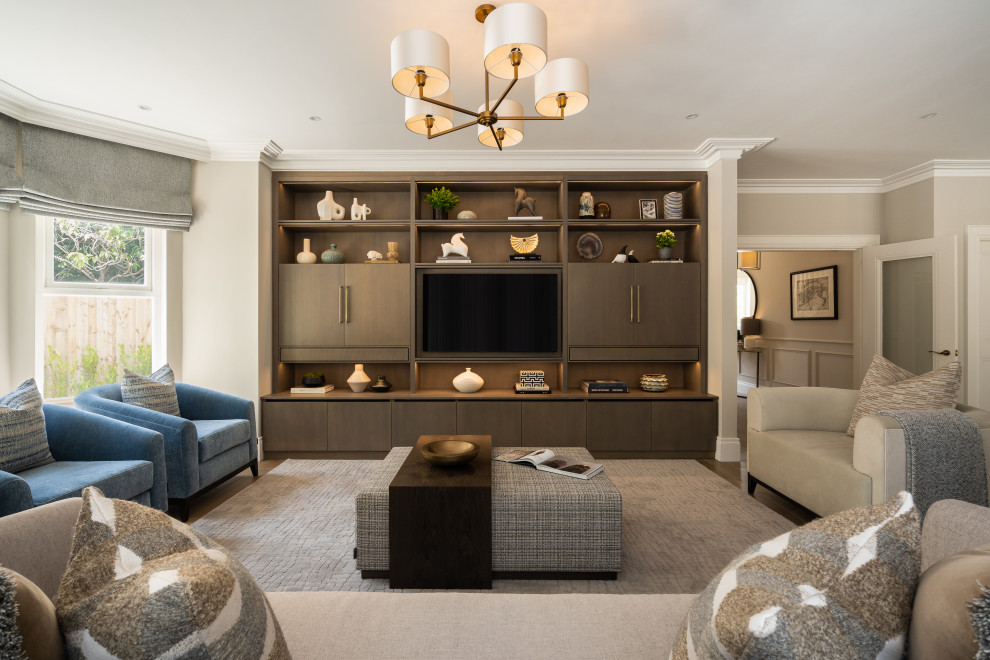Ispirazione per un soggiorno tradizionale con pareti beige, parquet scuro, parete attrezzata e pavimento marrone