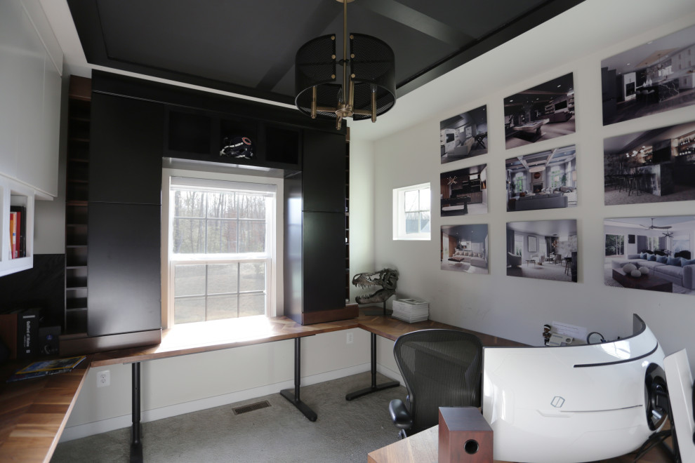 Idee per uno studio country di medie dimensioni con pareti bianche, moquette, pavimento beige e soffitto in legno