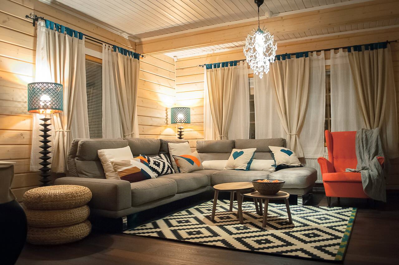 Дизайн интерьера гостиной в деревянном доме