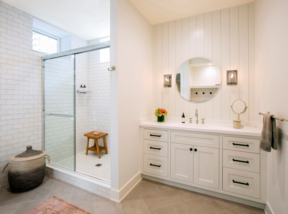 Свежая идея для дизайна: ванная комната среднего размера в современном стиле с фасадами с утопленной филенкой, белыми фасадами, угловым душем, унитазом-моноблоком, белой плиткой, плиткой кабанчик, белыми стенами, полом из керамической плитки, монолитной раковиной, столешницей из искусственного кварца, бежевым полом, душем с раздвижными дверями, белой столешницей, тумбой под одну раковину, встроенной тумбой и стенами из вагонки - отличное фото интерьера