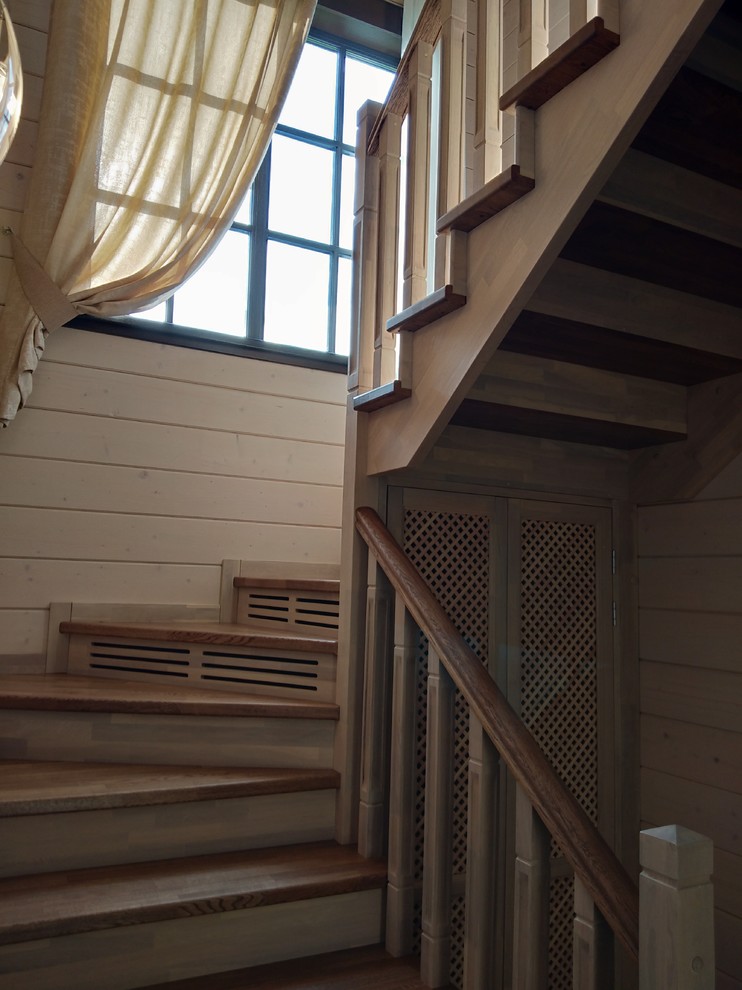 Лестница из дуба в дом из бруса