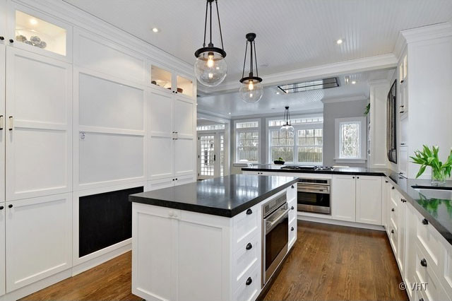 Kitchen - transitional kitchen idea in Chicago