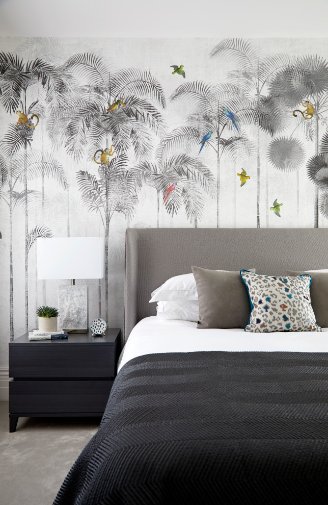 Cette image montre une grande chambre grise et noire minimaliste avec un mur multicolore, un sol gris, un plafond à caissons et du papier peint.