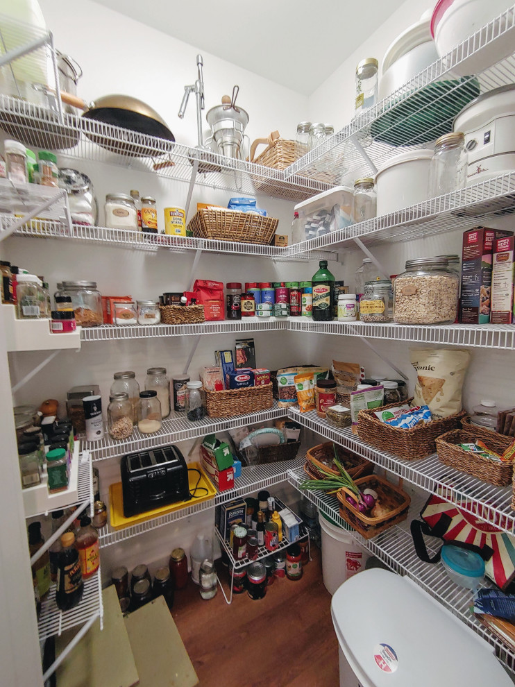 Mid-sized transitional kitchen pantry photo in Atlanta
