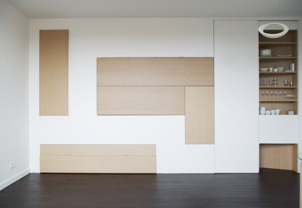 Exemple de salle de séjour in bois With un bar de salon, un mur blanc, parquet foncé and aucun téléviseur.