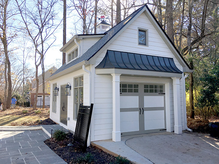 Design ideas for a mid-sized country detached one-car carport in Atlanta.