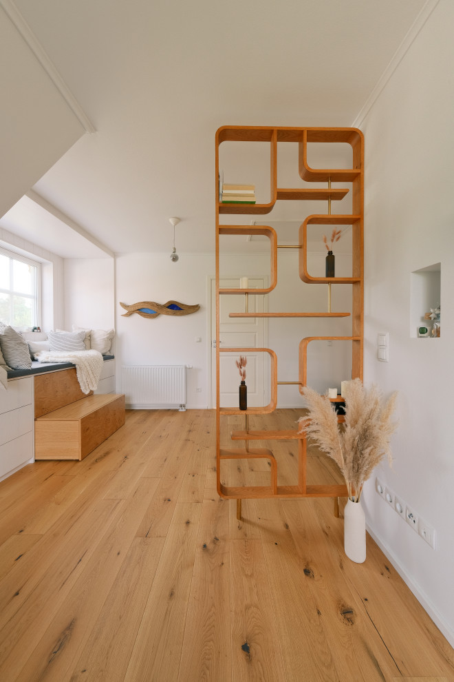 Idéer för en mellanstor minimalistisk hall, med vita väggar, mellanmörkt trägolv och brunt golv