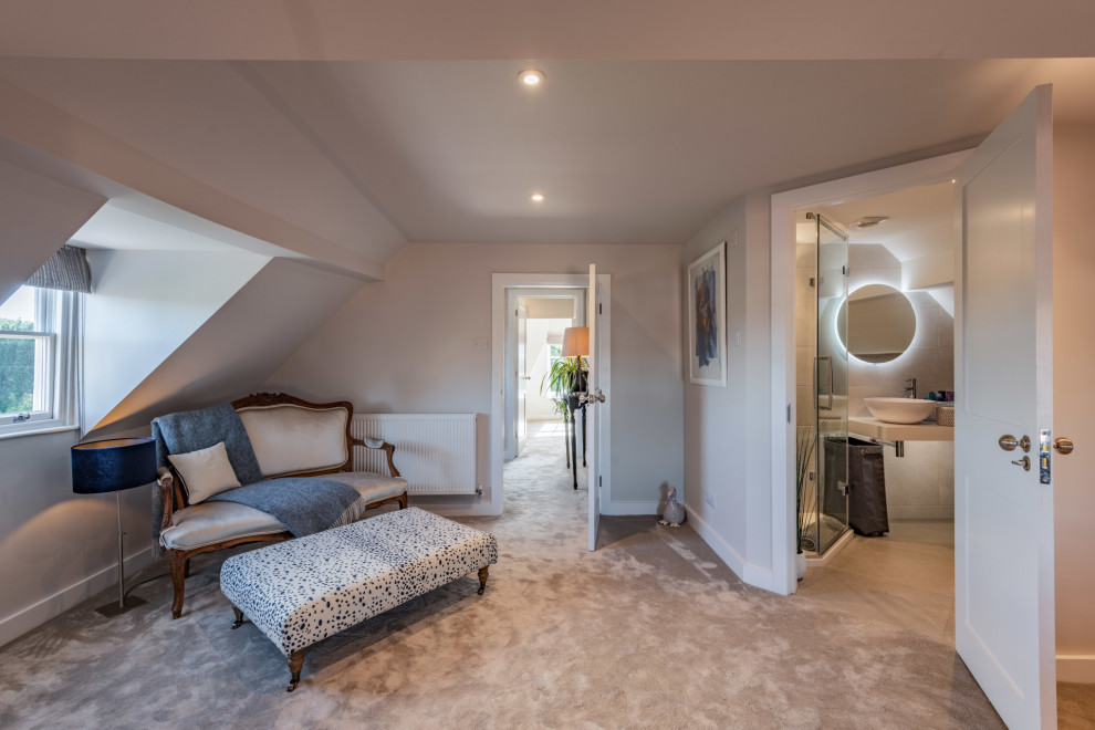 Großes Klassisches Schlafzimmer ohne Kamin, im Loft-Style mit grauer Wandfarbe, Teppichboden, Kaminumrandung aus Stein, grauem Boden und Tapetenwänden in Dorset