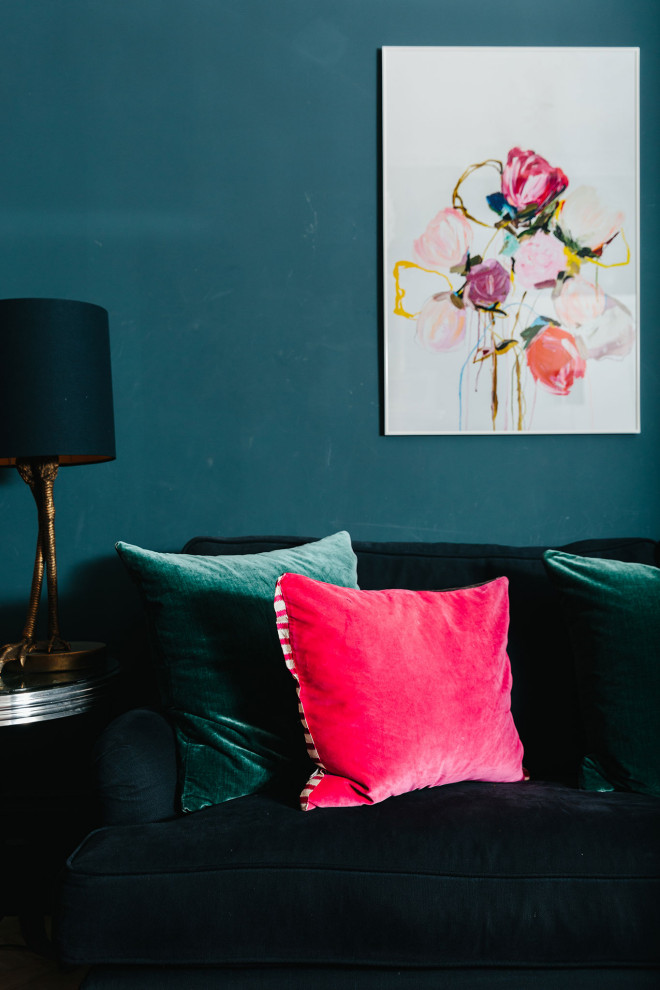 Стильный дизайн: гостиная комната среднего размера в стиле фьюжн с синими стенами, ковровым покрытием, телевизором на стене и красным полом - последний тренд