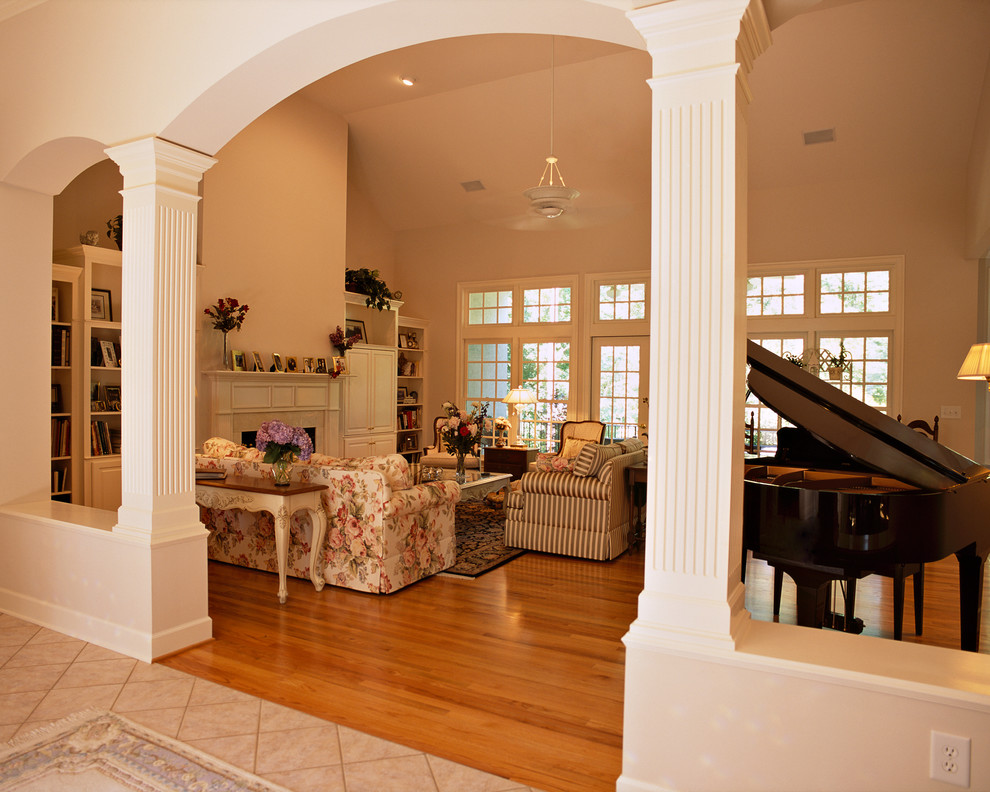 Design ideas for a traditional family room in Richmond.