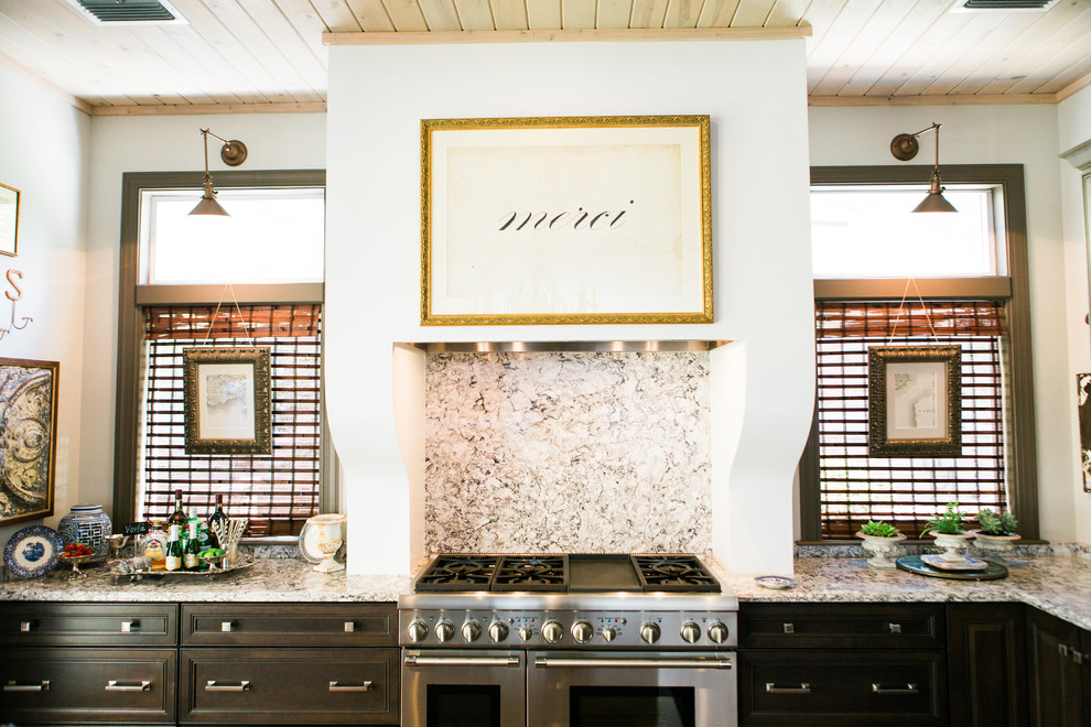 Kitchen - transitional kitchen idea in Jacksonville