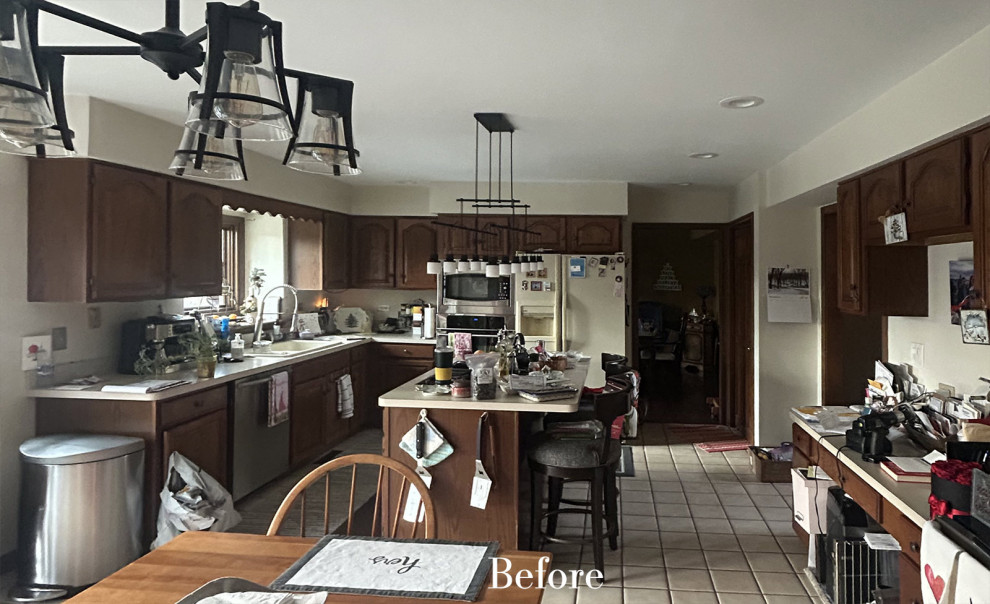 Transitional kitchen photo in Chicago