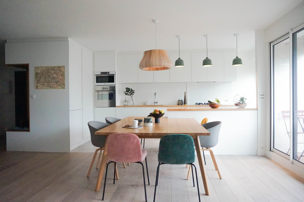 Источник вдохновения для домашнего уюта: большая кухня-столовая в современном стиле с белыми стенами и светлым паркетным полом