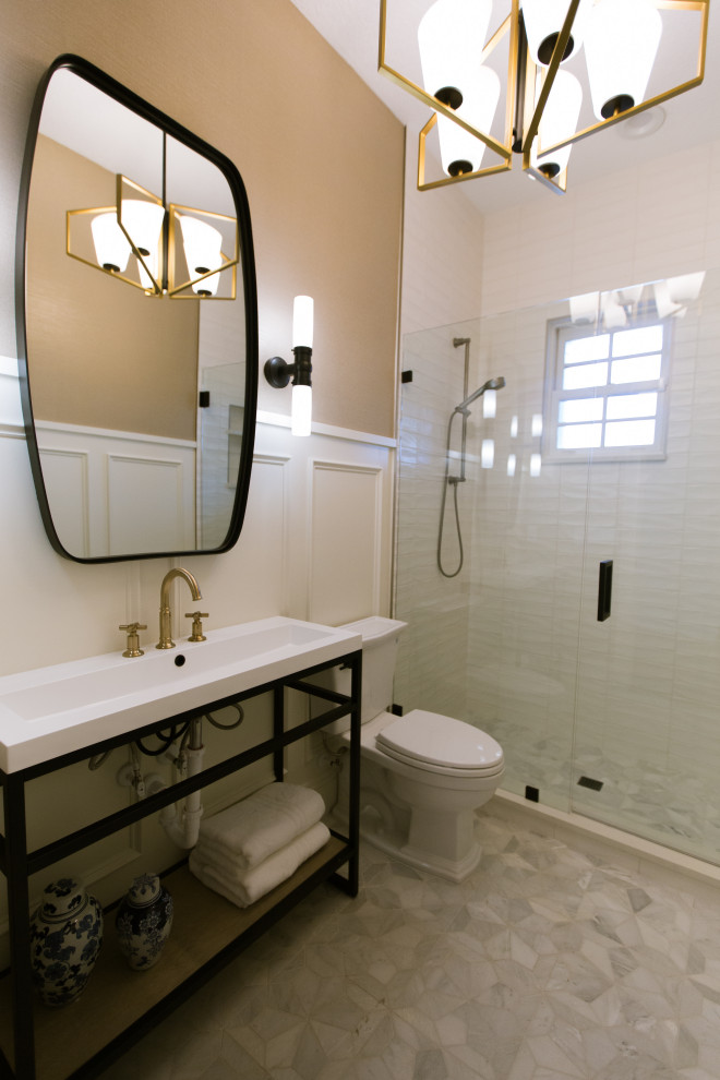 Esempio di una stanza da bagno minimal con ante nere, WC monopezzo, pareti marroni, pavimento grigio, un lavabo e mobile bagno freestanding