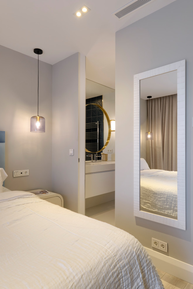Modelo de dormitorio principal actual sin chimenea con paredes grises y suelo gris