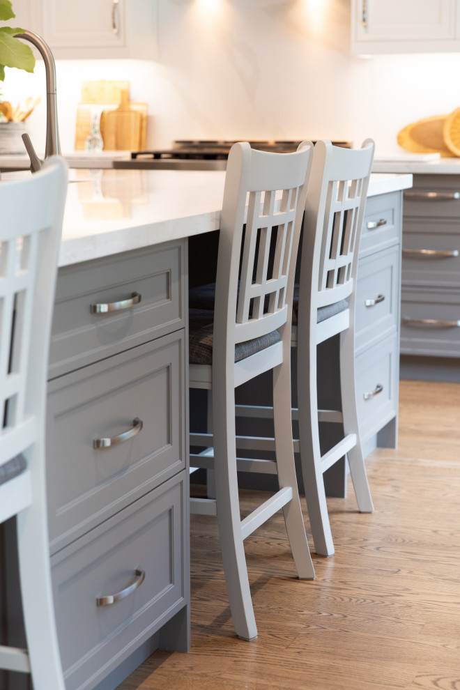 Example of a transitional kitchen design in Toronto