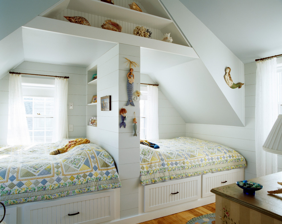 Modelo de dormitorio infantil abovedado costero con paredes blancas, suelo de madera en tonos medios y machihembrado