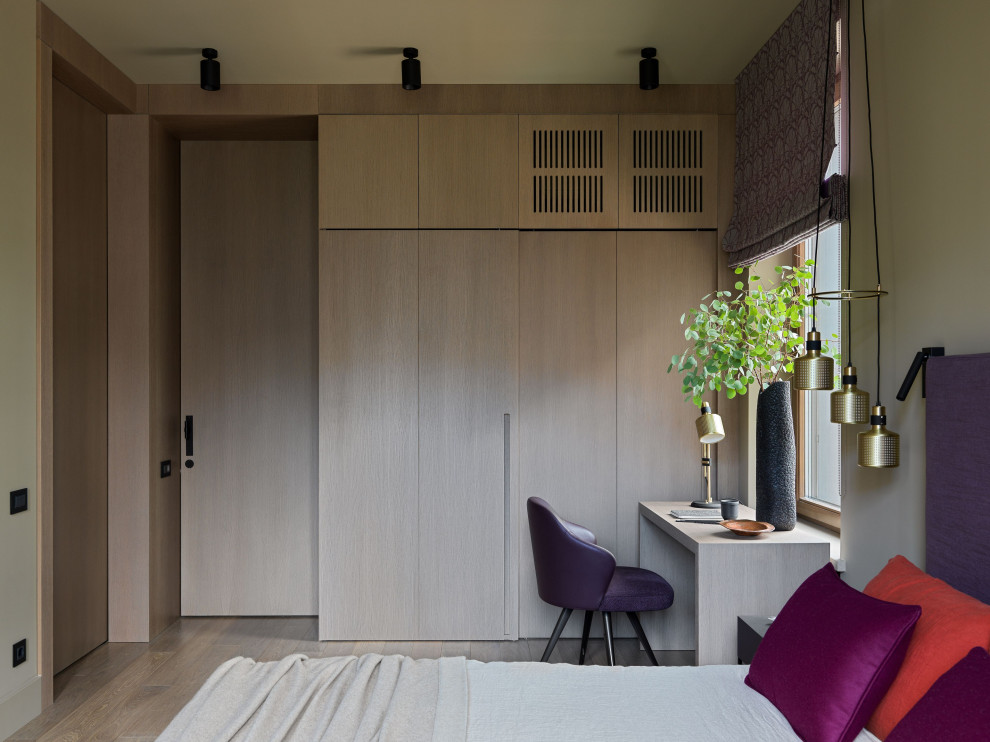 Mittelgroßes Modernes Hauptschlafzimmer mit beiger Wandfarbe, braunem Holzboden, braunem Boden und Holzwänden in Moskau