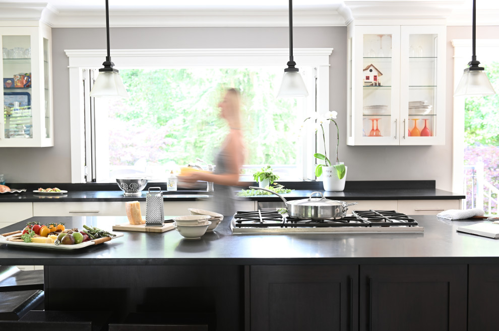 Kitchen - transitional kitchen idea in Vancouver