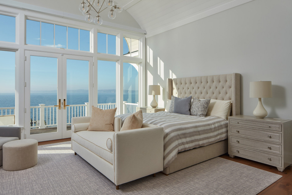 На фото: хозяйская спальня в морском стиле с серыми стенами, светлым паркетным полом и коричневым полом