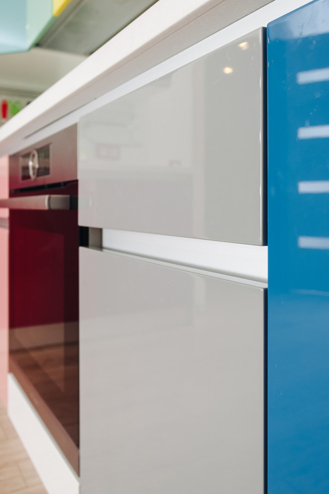 Кухня в стиле "colorful" с глянцевыми фасадами