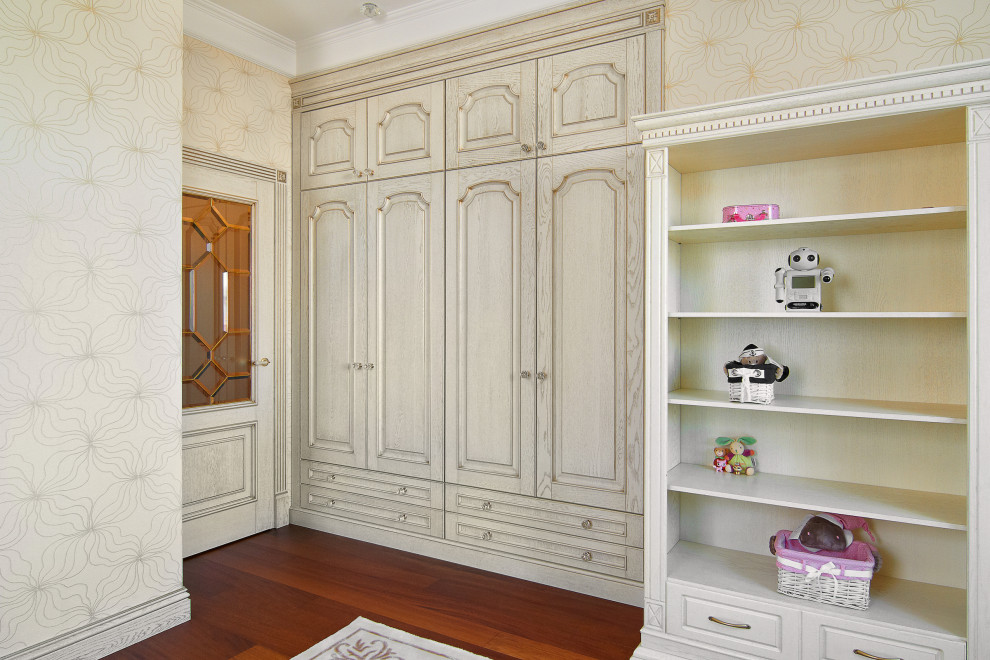 Design ideas for a traditional kids' room in Moscow.
