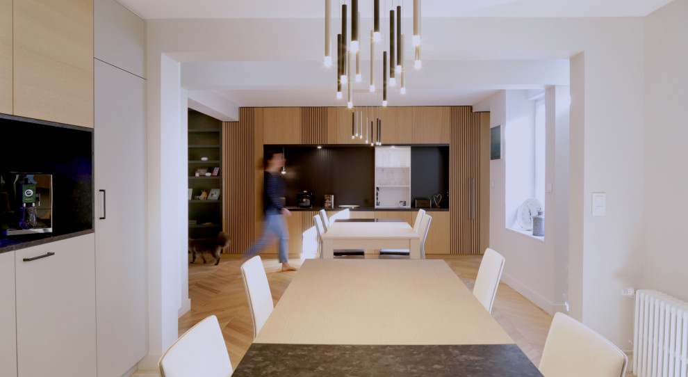 This is an example of a contemporary living room in Reims.