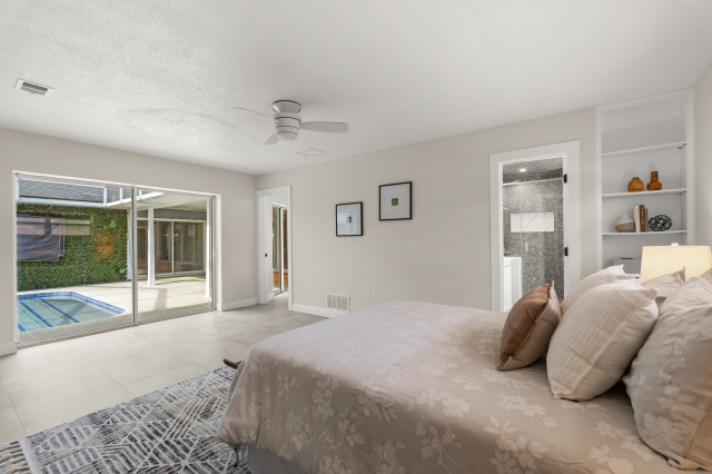 La Croix midcentury-bedroom