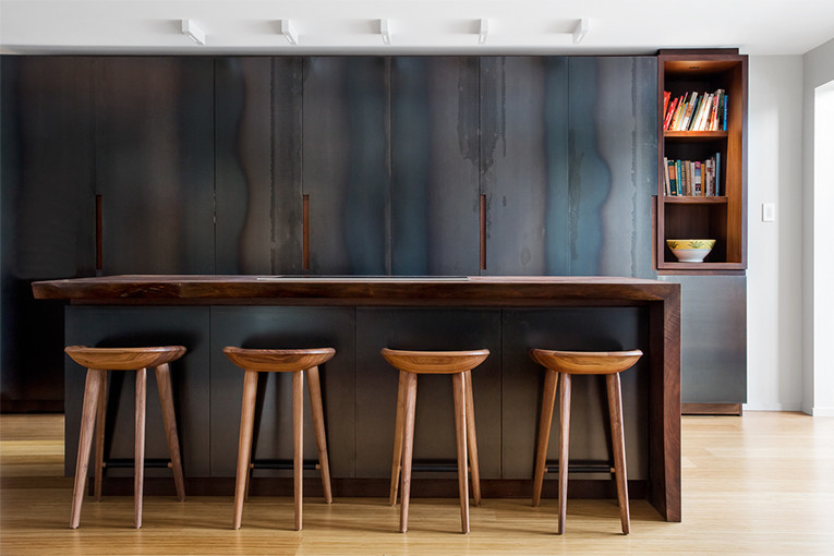 This is an example of a contemporary home bar in Montreal.