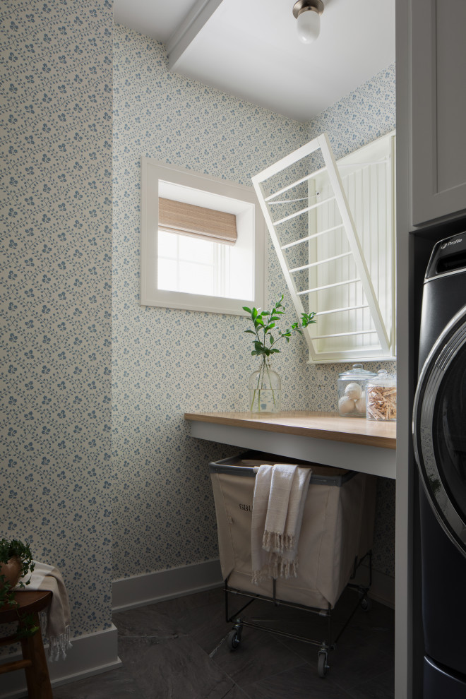 Laundry room - country laundry room idea in Milwaukee