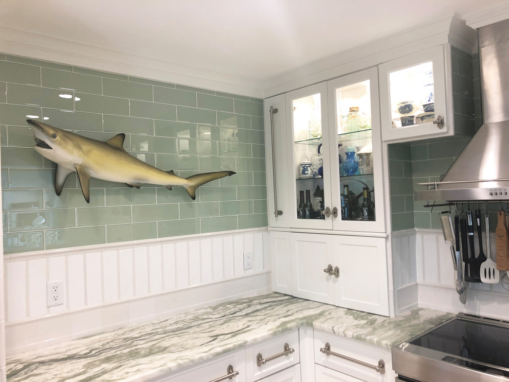 Transitional home design photo in Miami