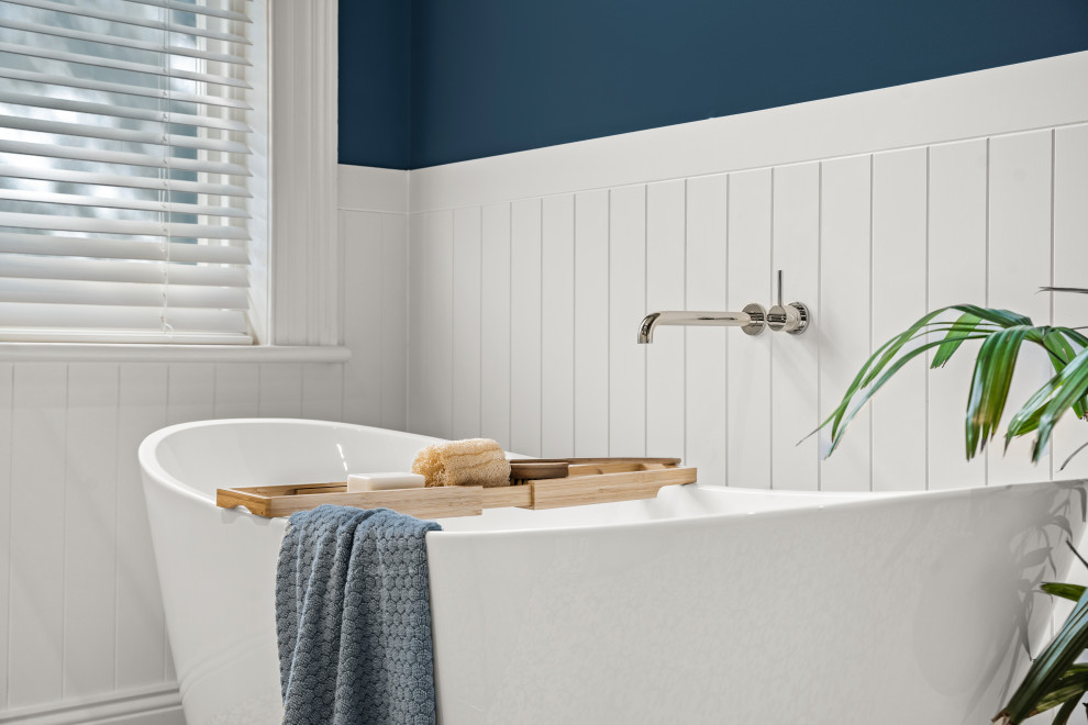 Свежая идея для дизайна: большая ванная комната в классическом стиле с синими стенами и панелями на части стены - отличное фото интерьера