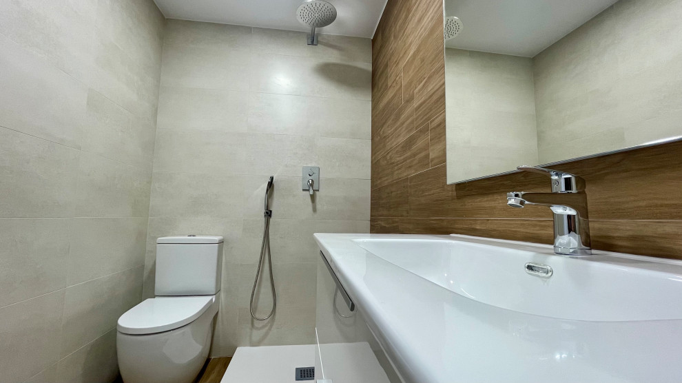 Modelo de aseo flotante clásico renovado de tamaño medio con armarios abiertos, puertas de armario blancas, baldosas y/o azulejos blancos, paredes marrones, suelo de madera oscura, lavabo encastrado, encimera de azulejos, suelo marrón y encimeras blancas