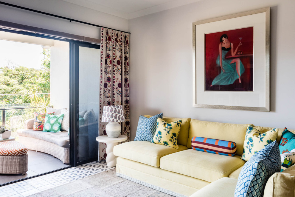 Пример оригинального дизайна: гостиная комната в стиле фьюжн с серыми стенами и разноцветным полом