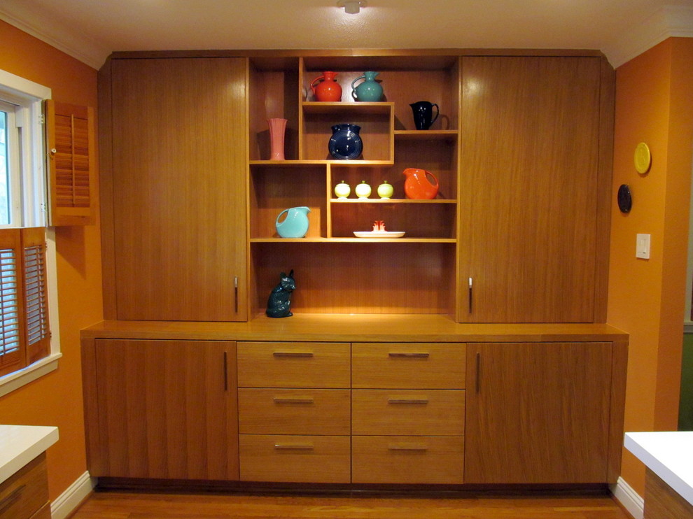 Inspiration for a mid-century modern kitchen remodel in Houston