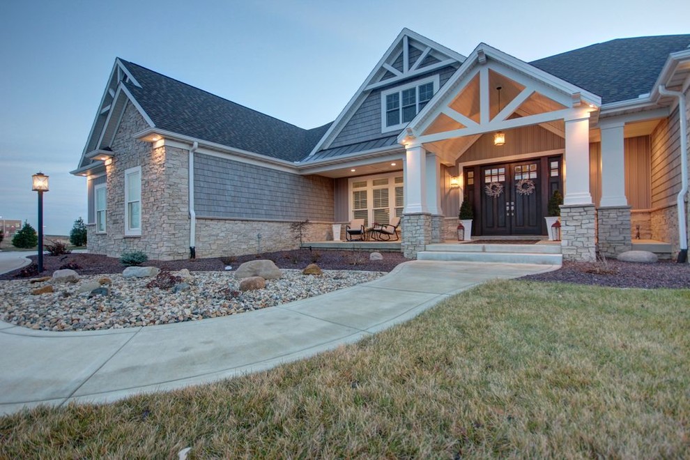 Example of a transitional home design design in Chicago