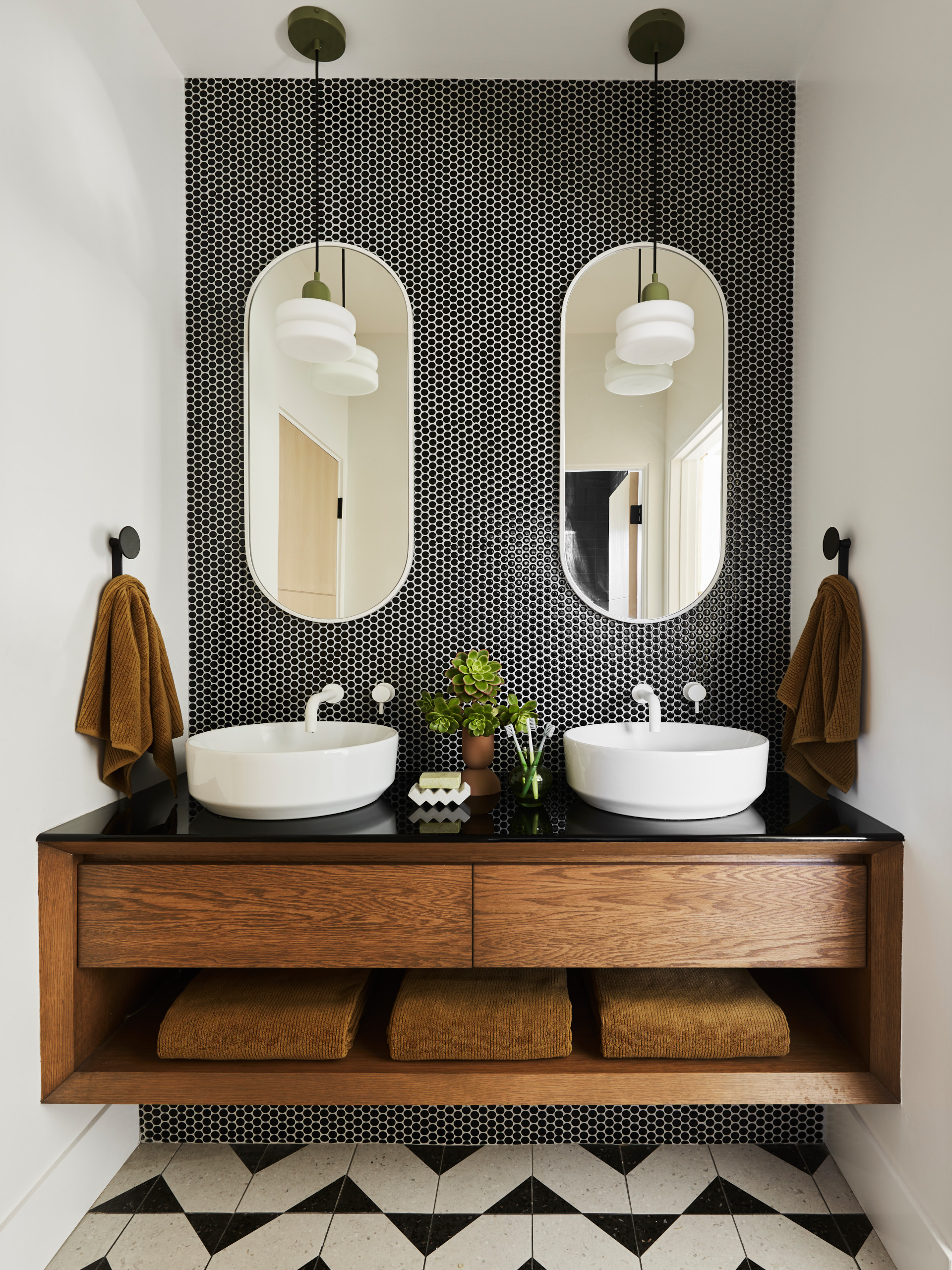 Плитка-мозаика в ванной комнате: искусство дизайна и функциональность