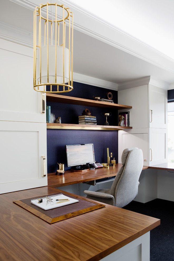 Photo of a contemporary home office in Brisbane.