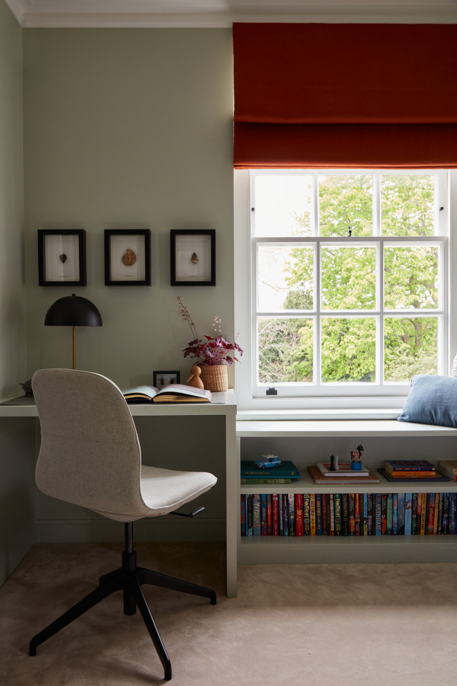 Cette image montre une chambre avec moquette vintage de taille moyenne avec un mur vert et un sol beige.
