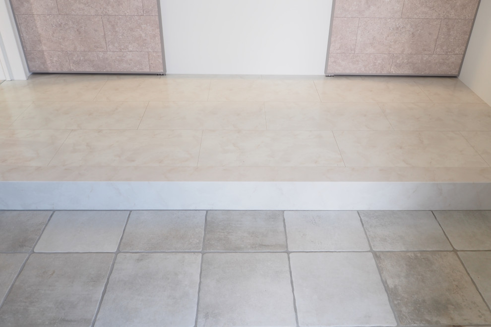 Idée de décoration pour une entrée bohème de taille moyenne avec un couloir, un mur blanc, un sol en carrelage de céramique, une porte coulissante, une porte blanche, un sol gris, un plafond en papier peint et du papier peint.