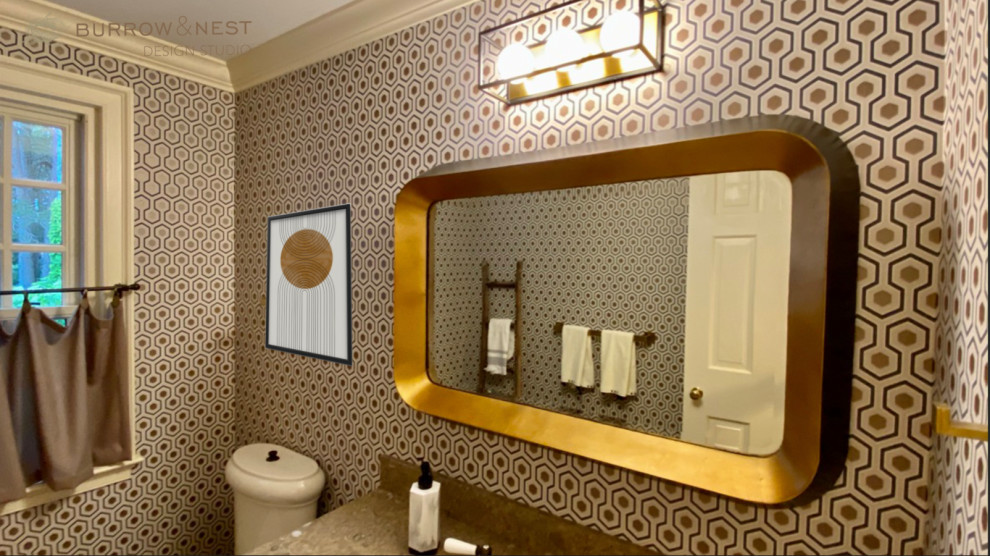 プロビデンスにある高級な中くらいなカントリー風のおしゃれなトイレ・洗面所 (ベージュの壁、クロスの天井、壁紙) の写真