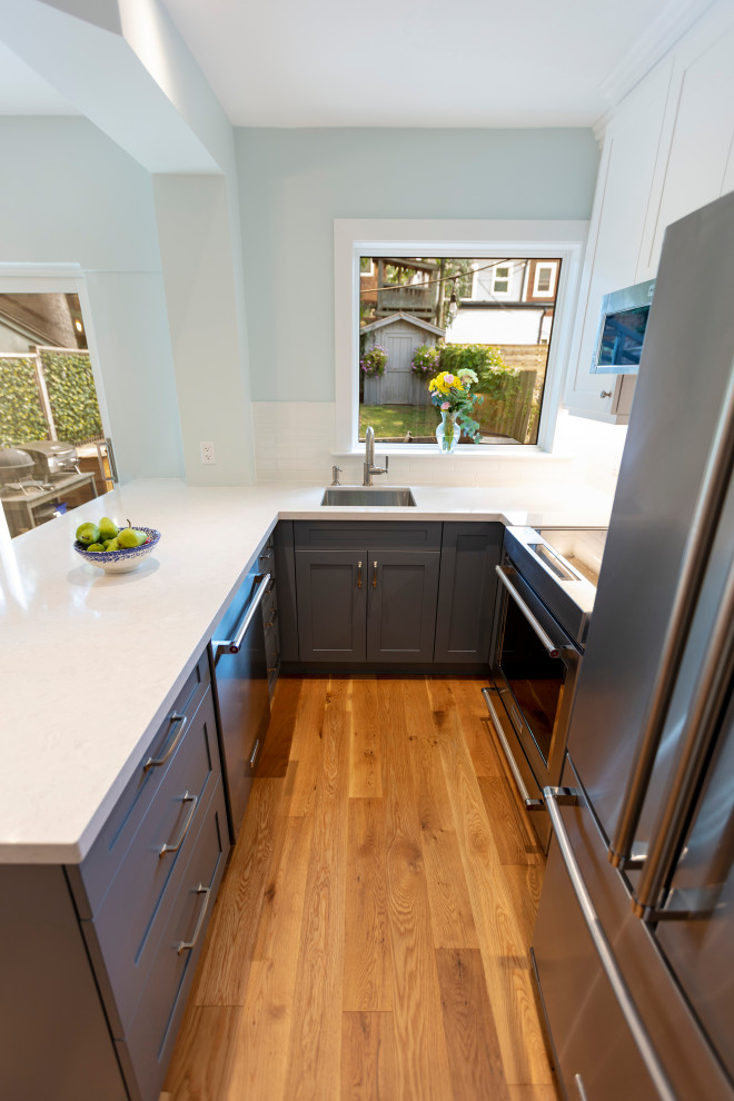 Transitional kitchen photo in Toronto