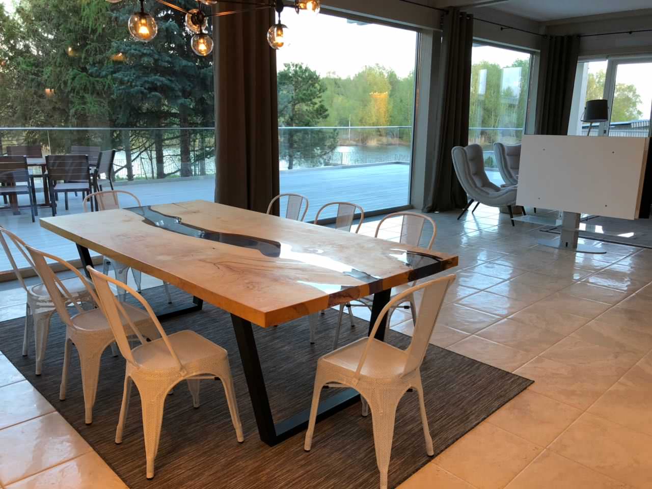 Обеденный стол и стулья