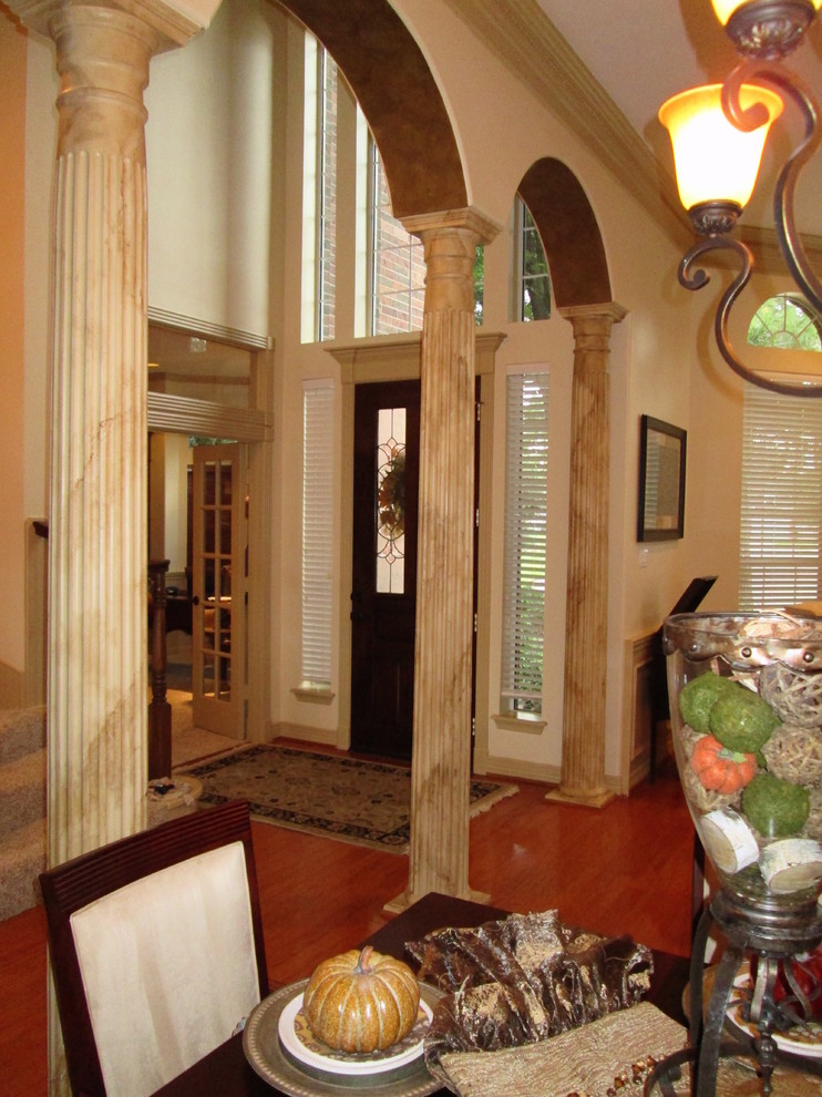 Traditional dining room in Houston.